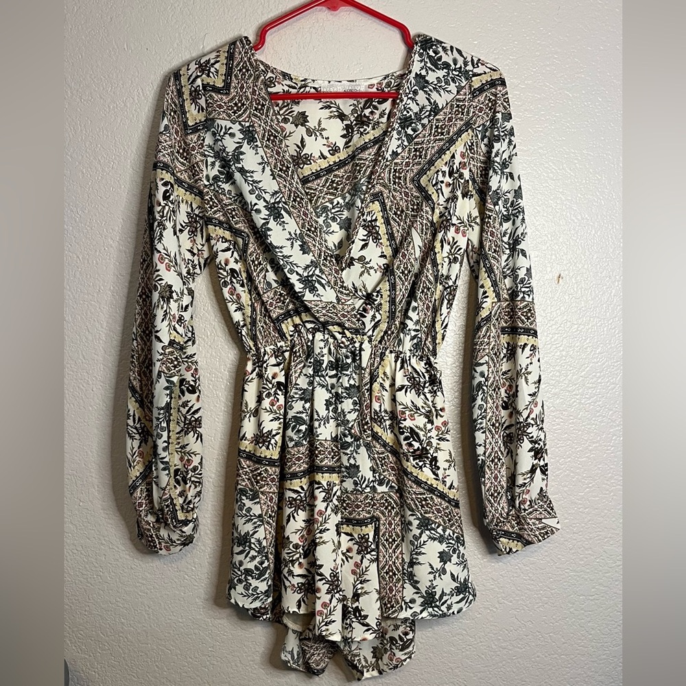 Audrey 3+1 Black and Cream Floral Long sleeve romper size small